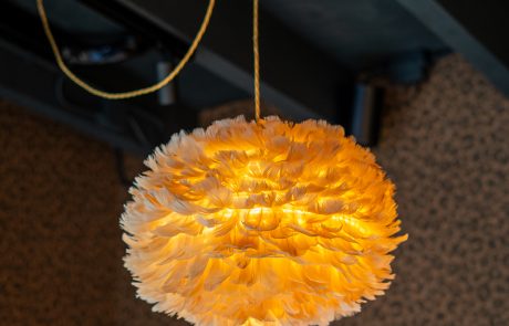 dEP realiseerde een flexibele lichtinstallatie met 3-fase rails voor Rubia Akse Haarmode, perfect afgestemd op sfeer en functionele werkverlichting. Rubia Akse Haarmode