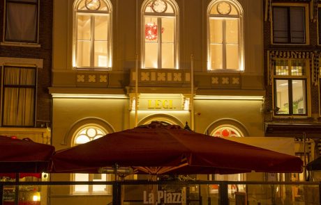 Gevelverlichting van museum Arti Legi in Gouda