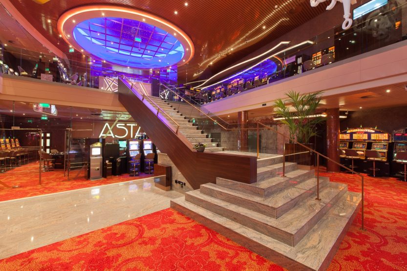 Sfeerverlichting in het Asta Casino in Den Haag inclusief custom plafond element met kleur verlichting