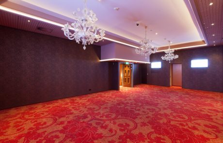 CasinoDenHaag-36 (Groot) Koof verlichting en hangarmatuur in grote open ruimte casino