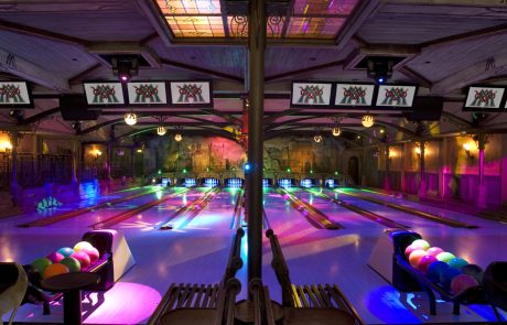 EMAGE080304-009 (Groot) Bowlingbaan met showverlichting