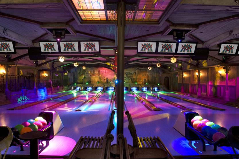 Bowlingbaan met showverlichting
