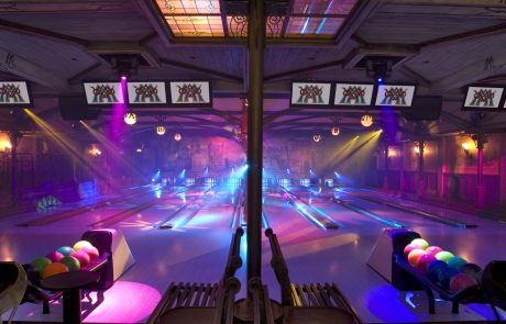 EMAGE080304-010 (Groot) Bowlingbaan met showverlichting en rookmachine