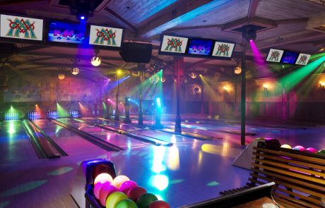 EMAGE080304-059 (Groot) Bowlingbaan met showverlichting