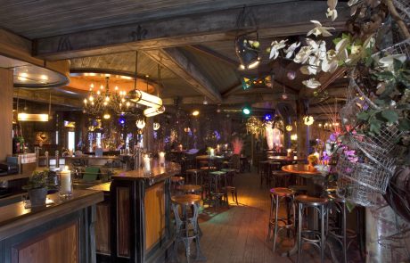 EMAGE080304-108 (Groot) Warme sfeerverlichting bij een bowlingbaan bar