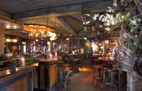 EMAGE080304-110 (Groot) Warme sfeerverlichting bij een bowlingbaan bar