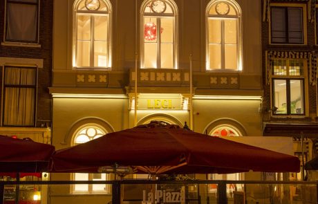 Gevelverlichting van museum Arti Legi in Gouda