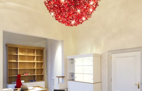 Speciaal hangarmatuur in de vergaderruimte van een museum