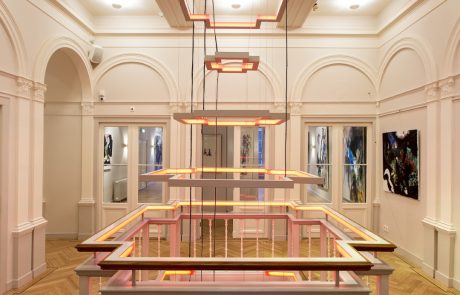 Custom lichtarmatuur in Museum Arti Legi in Gouda. Het armatuur valt in de vide van het museum