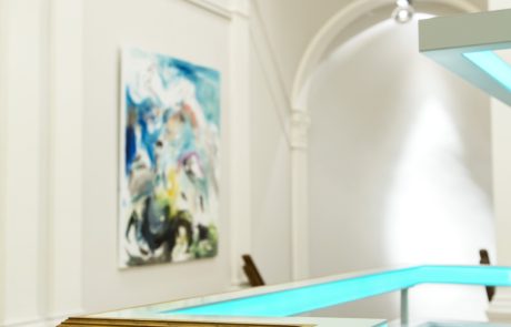 Detail verlichting in leuning verwerkt in museum Arti Legi Gouda