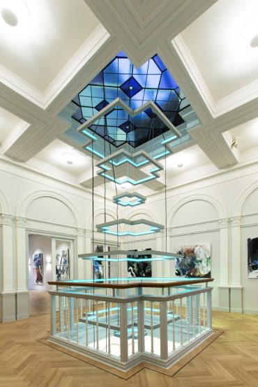 Custom lichtarmatuur in Museum Arti Legi in Gouda. Het armatuur valt in de vide van het museum