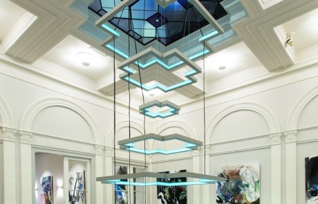 Custom lichtarmatuur in Museum Arti Legi in Gouda. Het armatuur valt in de vide van het museum