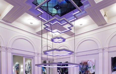 Custom lichtarmatuur in Museum Arti Legi in Gouda. Het armatuur valt in de vide van het museum