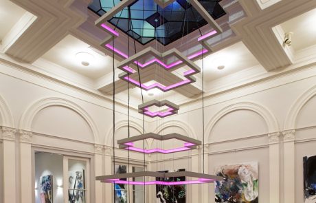 Custom lichtarmatuur in Museum Arti Legi in Gouda. Het armatuur valt in de vide van het museum