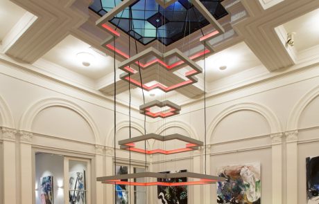 Custom lichtarmatuur in Museum Arti Legi in Gouda. Het armatuur valt in de vide van het museum