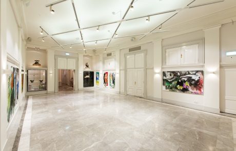 Verlichting in het museum met kleuraccenten