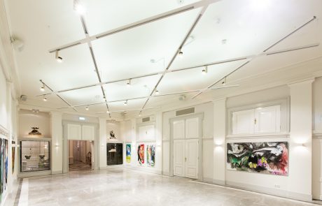 Verlichting in het museum met kleuraccenten