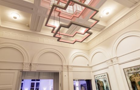 Custom lichtarmatuur in Museum Arti Legi in Gouda. Het armatuur valt in de vide van het museum