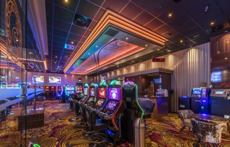 A13 Casino met kleurrijke verlichting en speel automaten