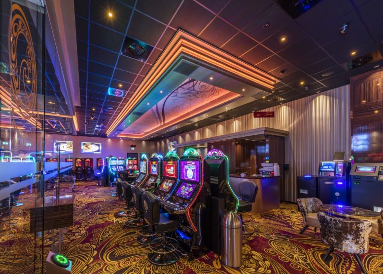 A13 Casino met kleurrijke verlichting en speel automaten