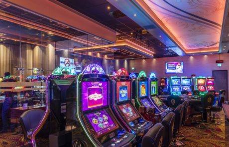 A13 Casino met kleurrijke verlichting en speel automaten