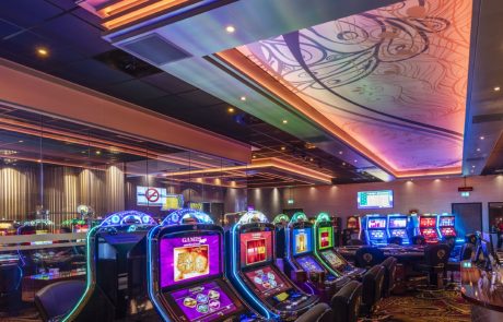 A13 Casino met kleurrijke verlichting en speel automaten