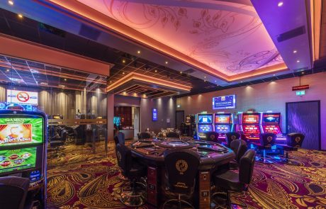 A13 Casino met kleurrijke verlichting en speel automaten