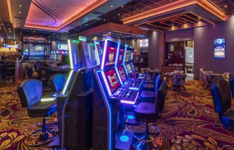 A13 Casino met kleurrijke verlichting en speel automaten