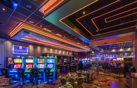 A13 Casino met kleurrijke verlichting en speel automaten