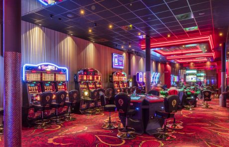 A13 Casino met kleurrijke verlichting en speel automaten