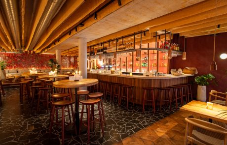 DSC03475 (Groot) Interieur van Loft 88 in IJsselstein met warme verlichting en een gezellige bar