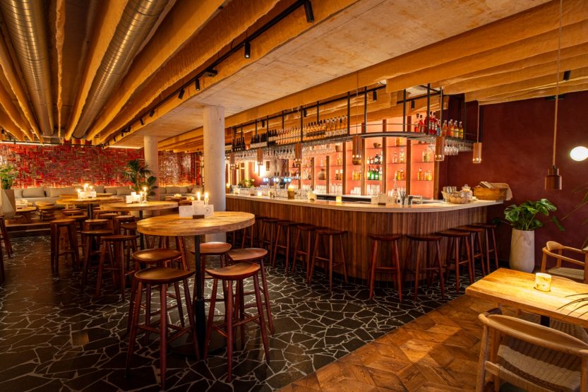 Interieur van Loft 88 in IJsselstein met warme verlichting en een gezellige bar