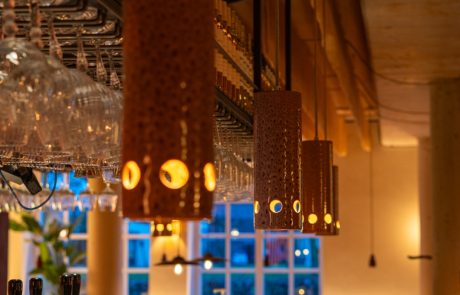 DSC03501 (Groot) Hangarmaturen boven de bar bij Loft 88 in IJsselstein