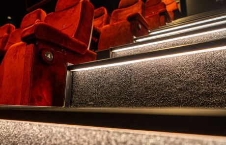 DSC03566 – kopie (Groot) Bioscoop Cinema The Pulse in Amsterdam. Verlichtingsinstallatie speciaal voor films en veilige mooie traptrede verlichting.