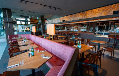 DSC03642 (Groot) Restaurant Lucy in The Pulse van Amsterdam. Gezellige bar en warm interieur