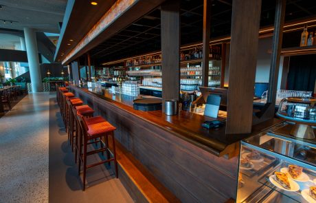 DSC03645 (Groot) Restaurant Lucy in The Pulse van Amsterdam. Gezellige bar