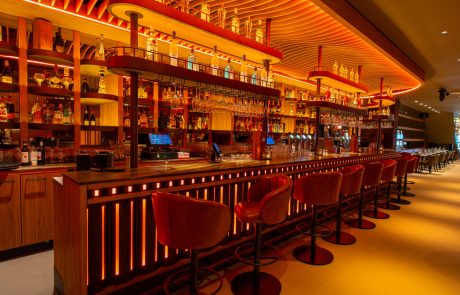 Bar met verlichting in restaurant en club Nosh Den Haag