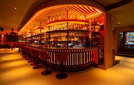 Bar met verlichting in restaurant en club Nosh Den Haag