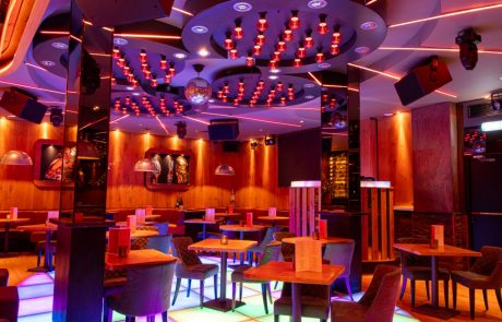 Interieur van Nosh Den Haag met de disco dansvloer