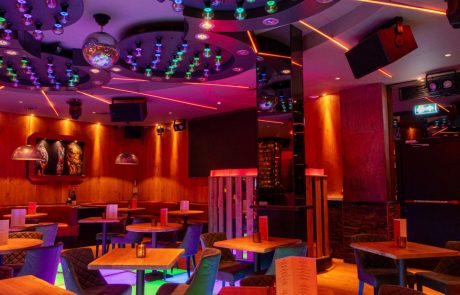 Interieur van Nosh Den Haag met de disco dansvloer