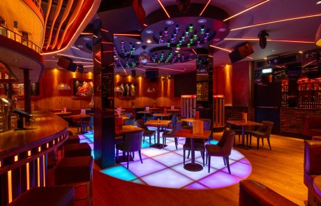 Interieur van Nosh Den Haag met de disco dansvloer