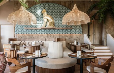 _PBF5240 Alexander Beach Noordwijk. Sfeervolle hangarmaturen passend bij het interieur.