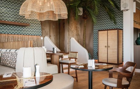 _PBF5242 Alexander Beach Noordwijk. Sfeervolle hangarmaturen passend bij het interieur.