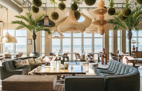 _PBF5253 Alexander Beach Noordwijk. Sfeervolle hangarmaturen passend bij het interieur en uitzicht op zee.