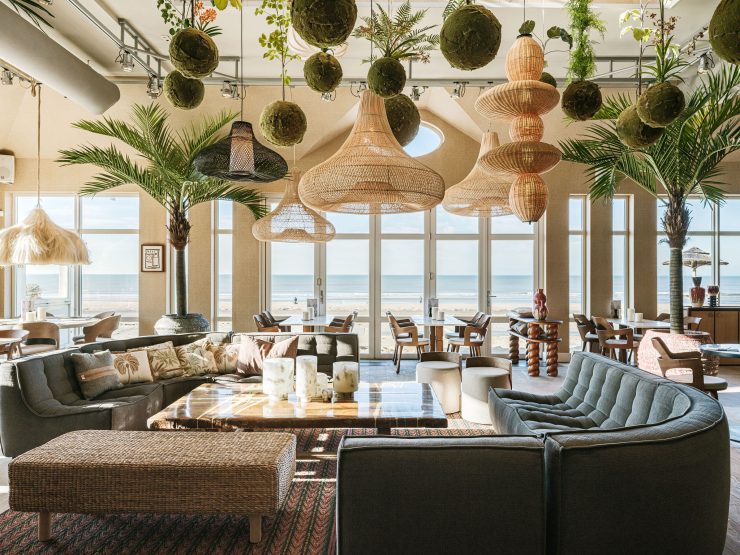 Alexander Beach Noordwijk. Sfeervolle hangarmaturen passend bij het interieur en uitzicht op zee.