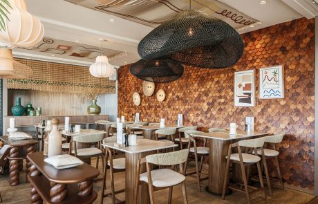 _PBF5254 Alexander Beach Noordwijk. Sfeervolle hangarmaturen passend bij het interieur.