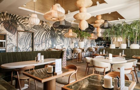 _PBF5257 Alexander Beach Noordwijk. Sfeervolle hangarmaturen passend bij het interieur.