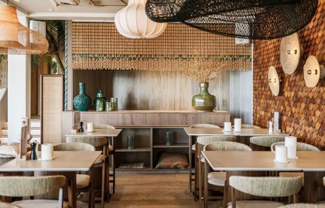 _PBF5261 Alexander Beach Noordwijk. Sfeervolle hangarmaturen passend bij het interieur.