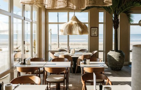 _PBF5270 Alexander Beach Noordwijk. Sfeervolle hangarmaturen passend bij het interieur en uitzicht op zee.