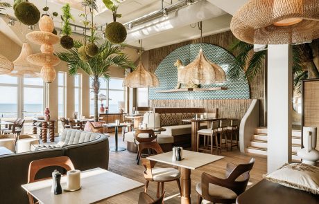 _PBF5304 Alexander Beach Noordwijk. Sfeervolle hangarmaturen passend bij het interieur.